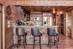 Kylskåp, ugn, diskmaskin och kaffe- och tebryggare