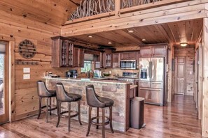 Fridge, microwave, oven, dishwasher - Cabin Unwined | (Morganton)