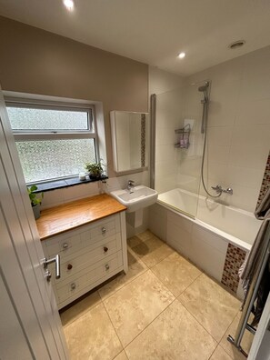 Towels, toilet paper - Stylish House in Paignton with Garden & Sea Views (Paignton)