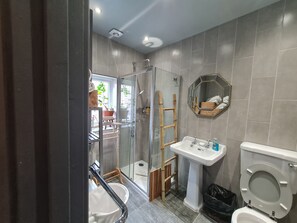 Apartment | Bathroom | Shower, hair dryer, towels, toilet paper - Beautifully Decorated 1-bed Apartment in Sale (Sale)