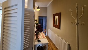 A hallway with a radiator, a mirror, and a lamp. - Beautifully Decorated 1-bed Apartment in Sale (Sale)