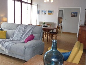 TV - Charming Family Cottage with Large Garden, Terrace & Modern Amenities in Loire Valley (Manthelan)