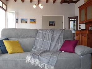 TV - Charming Family Cottage with Large Garden, Terrace & Modern Amenities in Loire Valley (Manthelan)