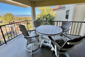 Outdoor dining - Beautiful beach & pool view, totally renovated condo (Saint Augustine)