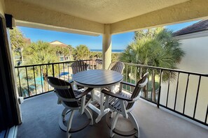 Outdoor dining - Beautiful beach & pool view, totally renovated condo (Saint Augustine)