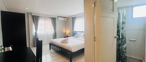 Habitación superior con 1 cama doble o 2 individuales | Caja fuerte, mobiliario individual, wifi gratis y ropa de cama