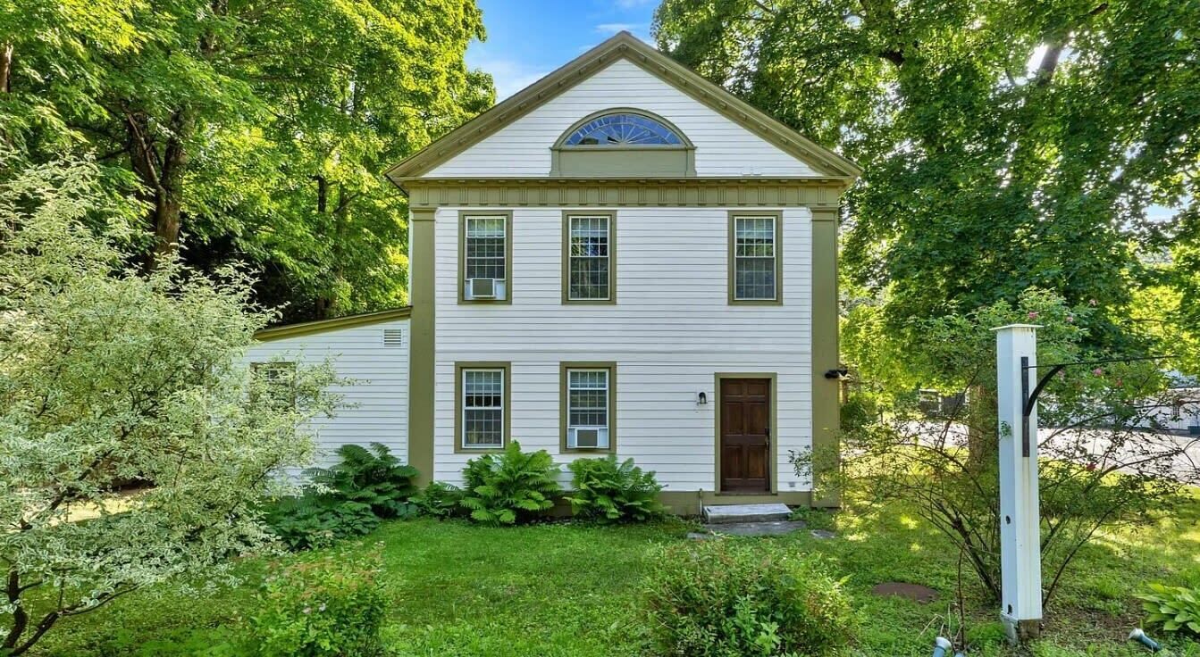 Charming 7-BR 1800s Retreat 8-Min to Catamount