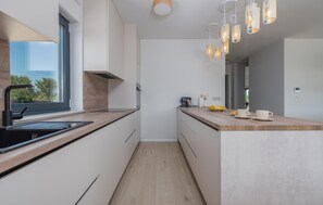 Kjøleskap, ovn, kokeplater og oppvaskmaskin