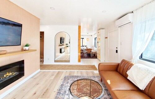 Remodeled Twin Duplex 3-Bedroom Home, close to airport, beach, Disney, shopping