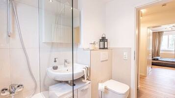 Haartrockner, Handtücher, Seife, Shampoo