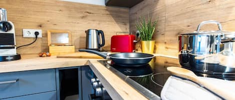 Frigorífico, horno, placa de cocina y lavavajillas