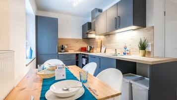 Fridge, oven, stovetop, dishwasher