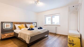 2 Schlafzimmer, Schreibtisch, Reisekinderbett, WLAN