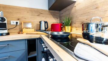 Kühlschrank, Ofen, Herdplatte, Geschirrspüler