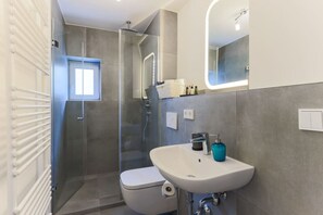 Sèche-cheveux, serviettes fournies, savon, shampoing