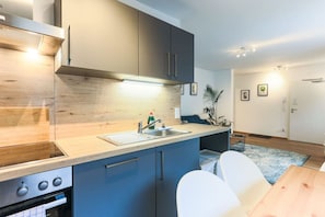 Réfrigérateur, un four, surface de cuisson, lave-vaisselle