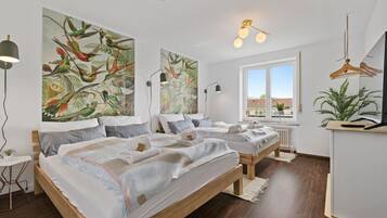 3 habitaciones, escritorio y tabla de planchar con plancha