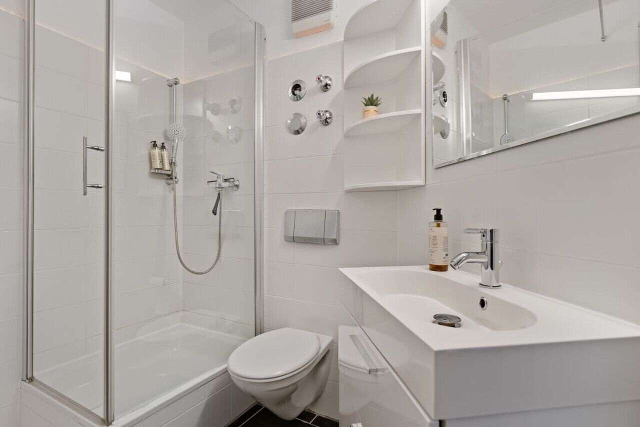 Kostenlose Toilettenartikel, Haartrockner, Handtücher, Toilettenpapier