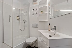 Gratis toiletartikelen, een haardroger, handdoeken, toiletpapier