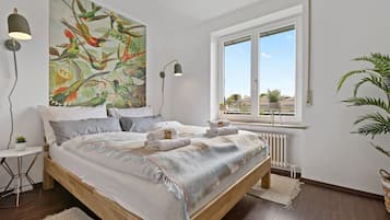 3 slaapkamers, een bureau, een strijkplank/strijkijzer, reisbedje