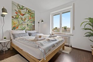 3 habitaciones, escritorio y tabla de planchar con plancha 