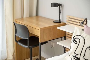1 makuuhuone, työpöytä, silitysrauta/-lauta, vauvan matkasänky