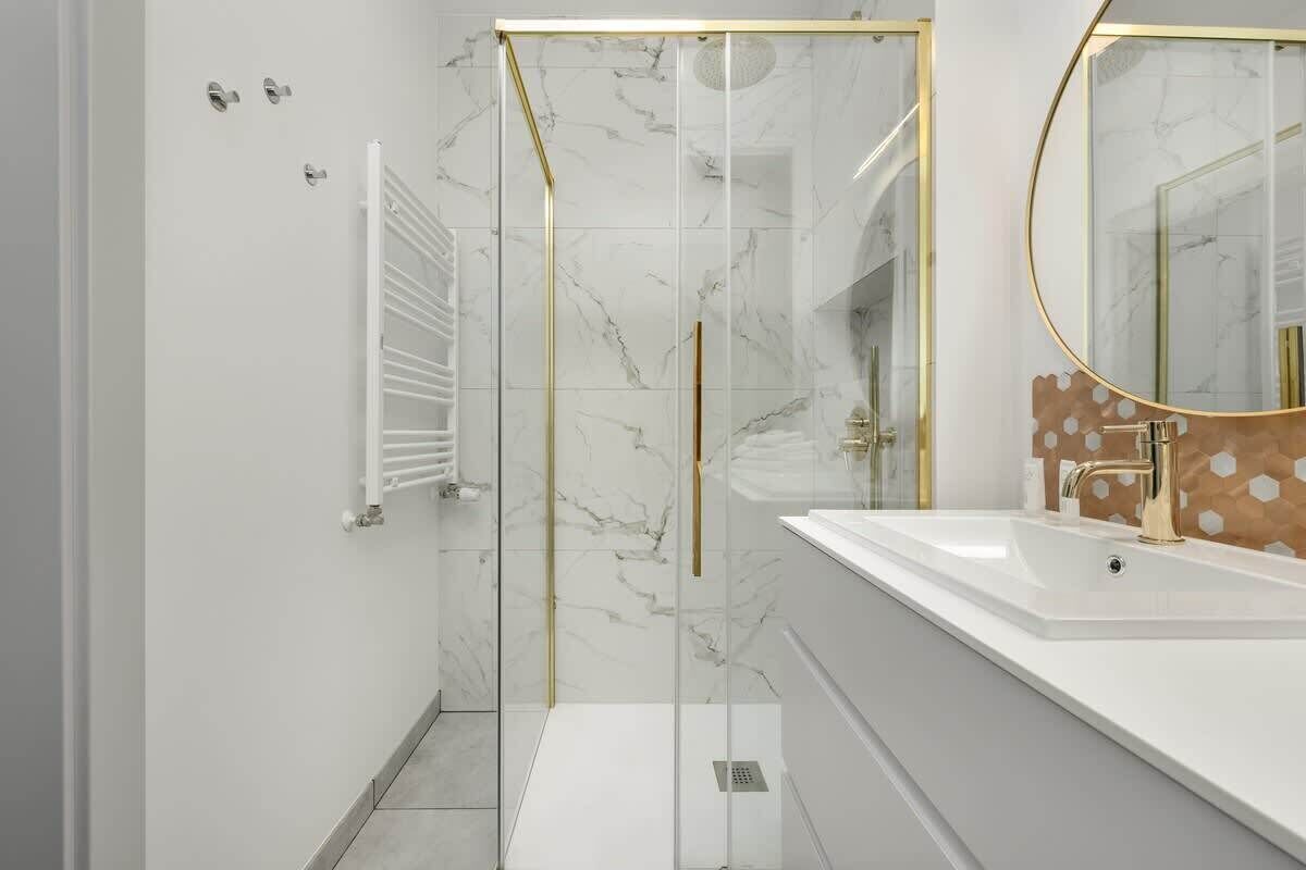 Shower, hair dryer, towels, shampoo