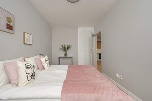 1 chambre, bureau, fer et planche à repasser, lit de bébé portatif
