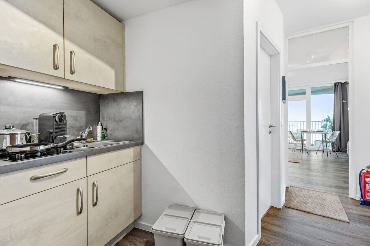 Jääkaappi, liesi, kahvin-/teenkeitin, leivänpaahdin