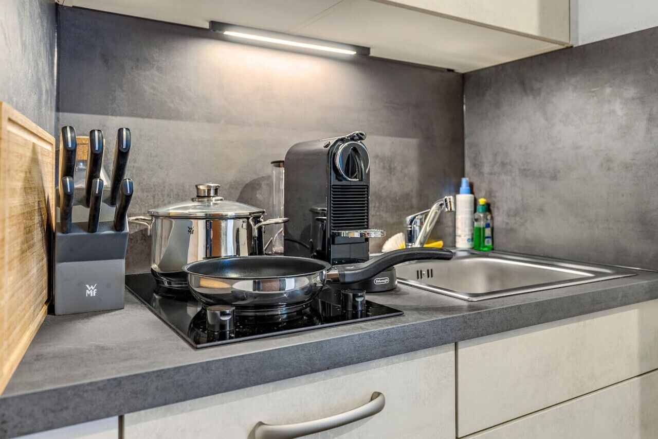 Kühlschrank, Herdplatte, Wasserkocher mit Kaffee-/Teezubehör, Toaster