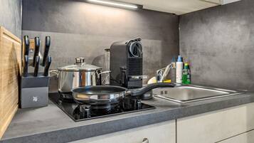 Kühlschrank, Herdplatte, Wasserkocher mit Kaffee-/Teezubehör, Toaster