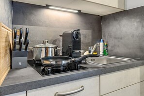 Refrigerador, placa de cocina, cafetera/tetera, tostadora