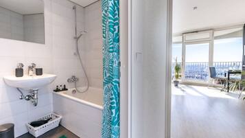 Secadora de cabello, toallas, shampoo