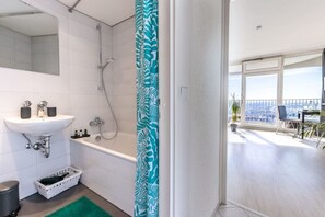 Hiustenkuivaaja, pyyhkeet, sampoo