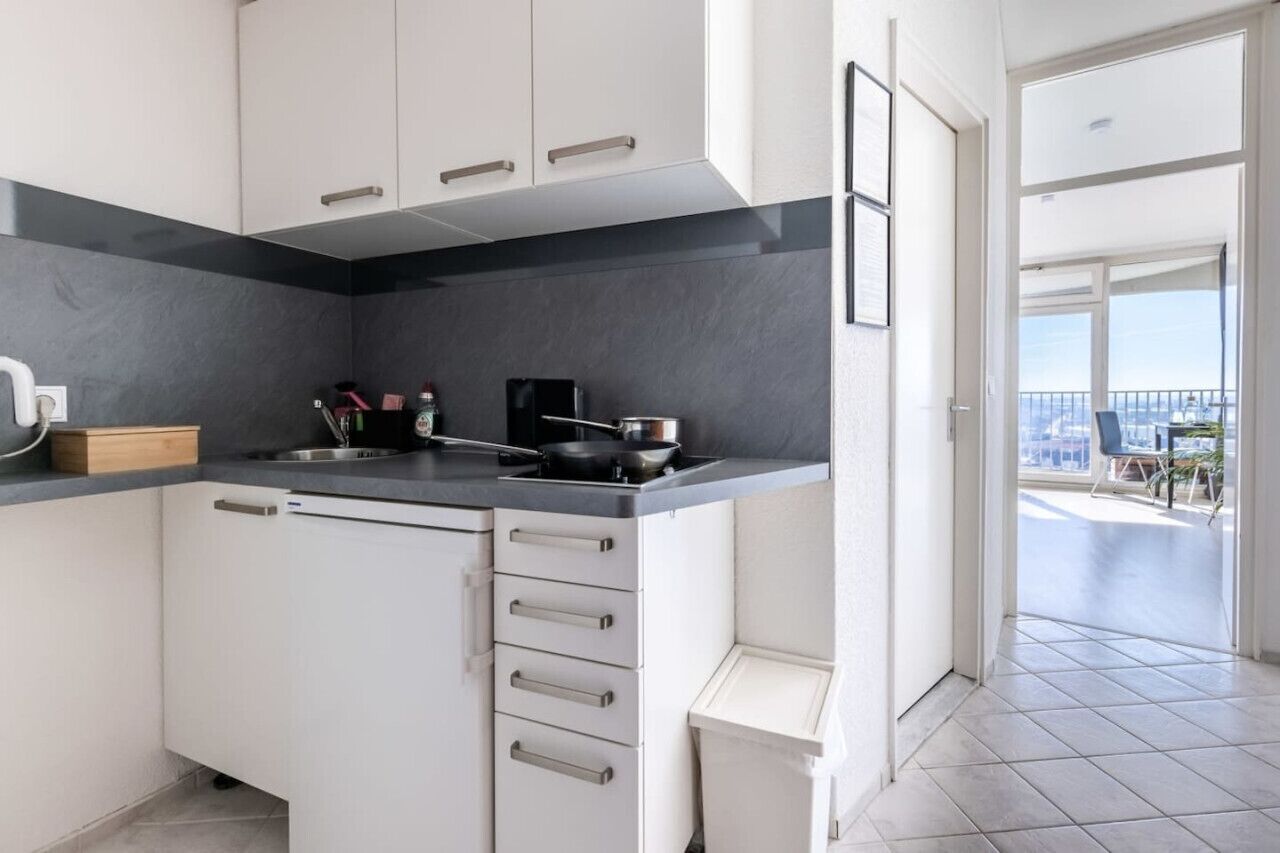 Kühlschrank, Mikrowelle, Herdplatte, Wasserkocher mit Kaffee-/Teezubehör