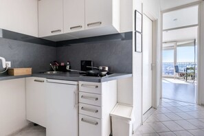 Kühlschrank, Mikrowelle, Herdplatte, Wasserkocher mit Kaffee-/Teezubehör