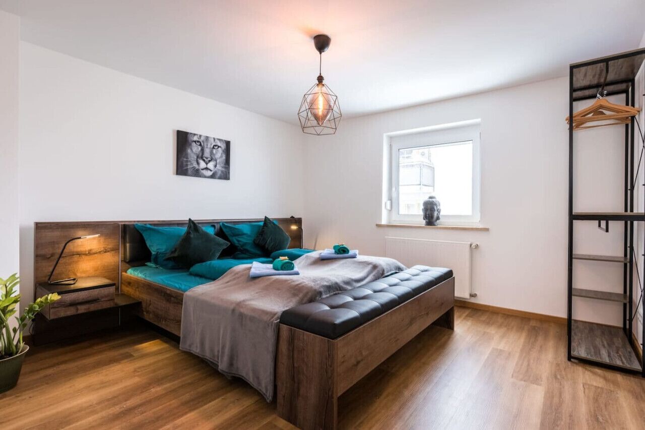 1 slaapkamer, een bureau, een strijkplank/strijkijzer, reisbedje
