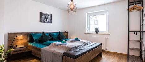 1 chambre, bureau, fer et planche à repasser, lit parapluie