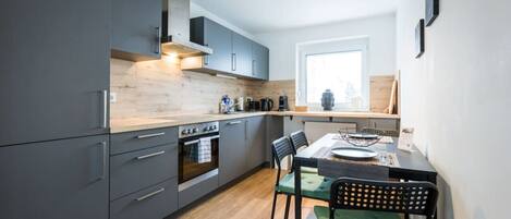 Fridge, oven, stovetop, dishwasher