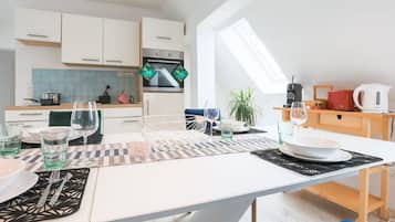 Réfrigérateur, four, plaque de cuisson, cafetiÚre/bouilloire