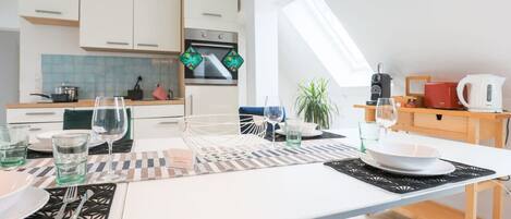 Fridge, oven, stovetop, coffee/tea maker