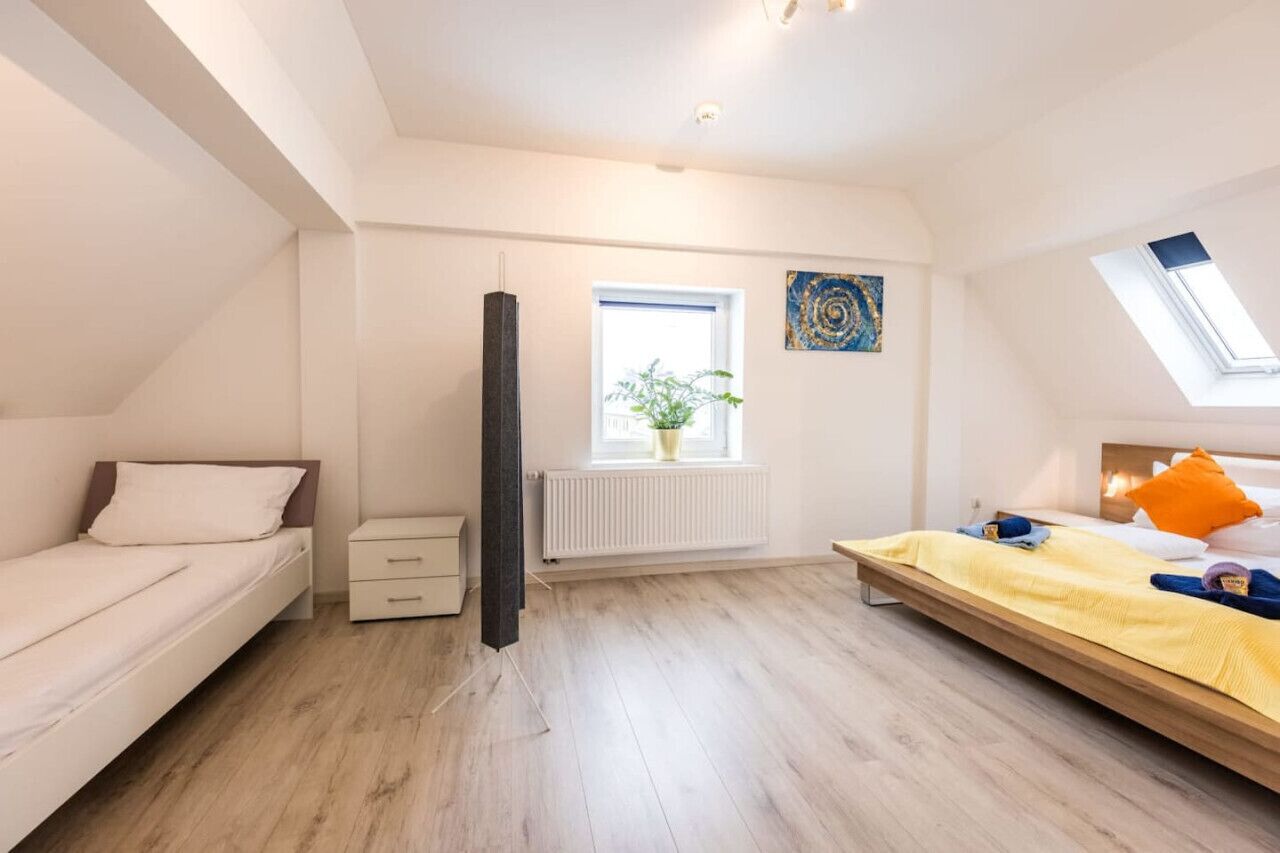 1 chambre, bureau, fer et planche à repasser, lit parapluie