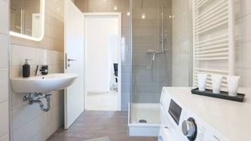 Haartrockner, Handtücher, Seife, Shampoo