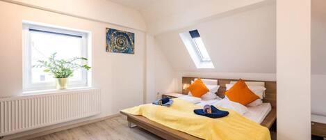 1 chambre, bureau, fer et planche à repasser, lit parapluie