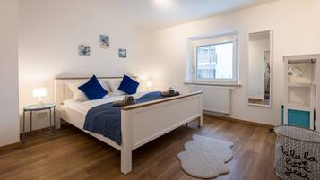 1 Schlafzimmer, Schreibtisch, Bügeleisen/Bügelbrett, Reisekinderbett