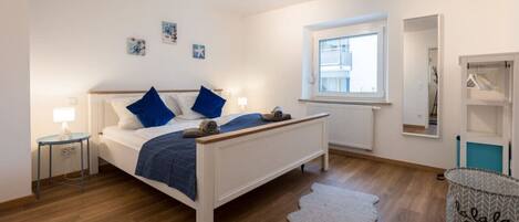 1 slaapkamer, een bureau, een strijkplank/strijkijzer, reisbedje