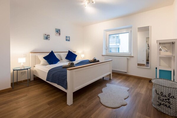 1 chambre, bureau, fer et planche à repasser, lit de bébé portatif