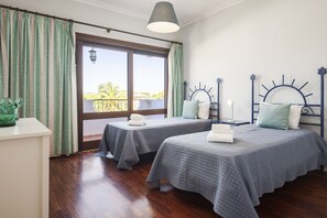 3 chambres, fer et planche à repasser, Wi-Fi gratuit, draps fournis