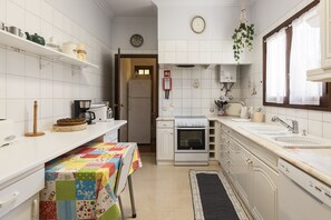 Kylskåp, mikrovågsugn, ugn och spishäll