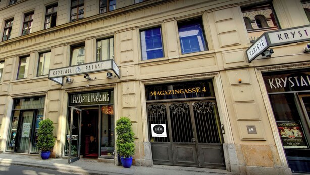 Um edifício com a sinalização 'Krystall Palast' e 'Magazingasse 4'.